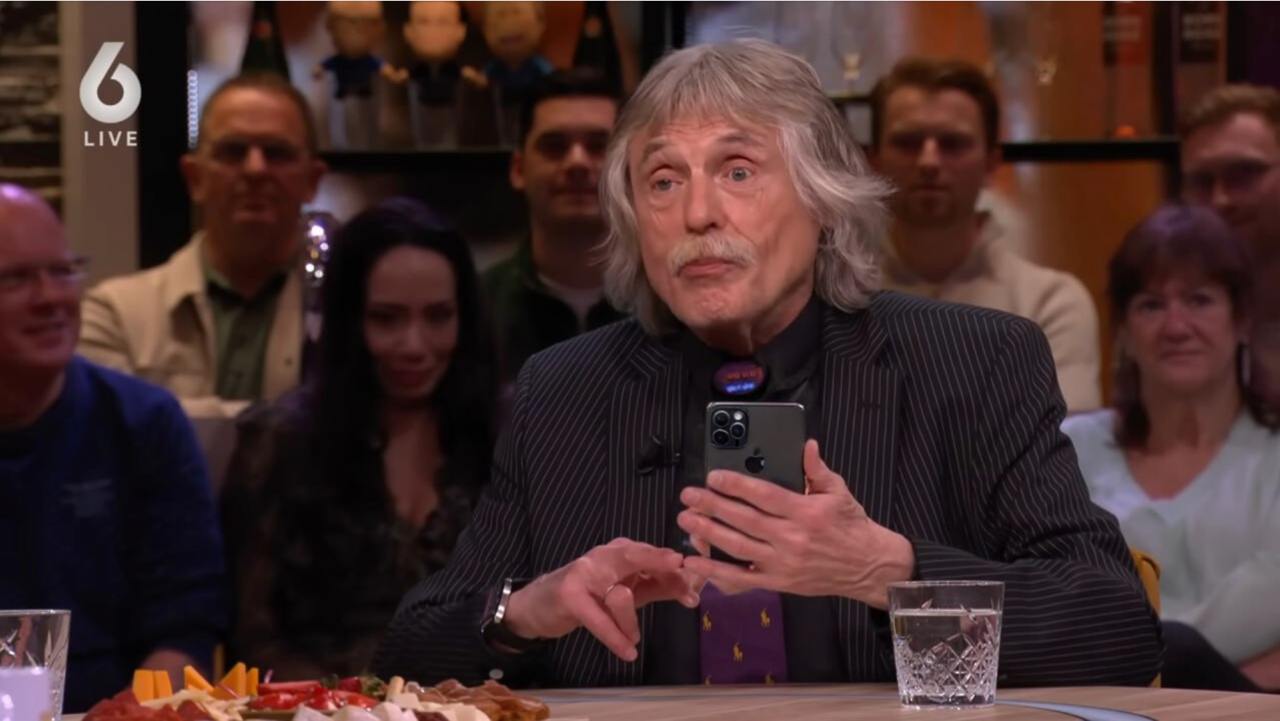 Johan Derksen bekijkt de rekening op het platform»